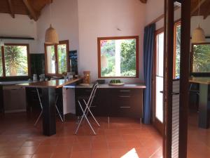 cocina con escritorio y 2 ventanas en Finca Madrugada, en Santa Cruz de la Palma