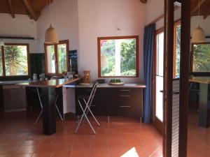 サンタ・クルス・デ・ラ・パルマにあるFinca Madrugadaのキッチン(デスク付)、窓2つが備わります。