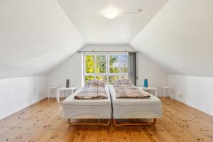Postel nebo postele na pokoji v ubytování 103 Hvilestedvej + 2 fotografie