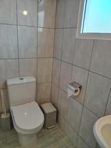ジロカストラにあるPerkli Bezhani Roomsのトイレと洗面台付きのバスルーム