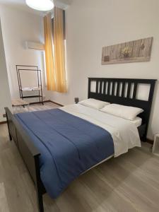 um quarto com uma cama grande com um cobertor azul em Sampolo70 - Apartments em Palermo