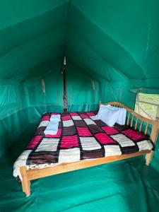 Postel nebo postele na pokoji v ubytování ruhija gorilla friends resort