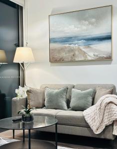 un soggiorno con un divano e un tavolo di Brisbane CBD Luxury Apartment 8 Margaret St a Brisbane