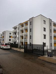 an apartment building with a car parked in front of it at Sunrise apartment in Baia Mare