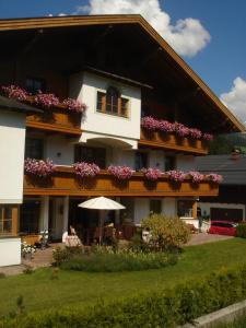 un gran edificio con flores en sus balcones en Filzmoos Appartements, en Filzmoos