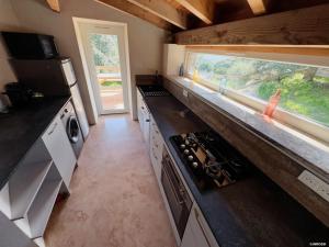 Kuchyň nebo kuchyňský kout v ubytování Authentique Casellu en pierre à Porticcio avec vue sur la mer