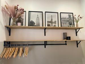 une étagère avec des battes de baseball sur un mur dans l'établissement T1 Duplex Cosy - Notre-Dame - Netflix, à Montauban 19 autres photos