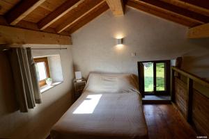 Postel nebo postele na pokoji v ubytování Authentique Casellu en pierre à Porticcio avec vue sur la mer