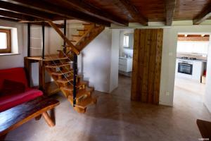 Kuchyň nebo kuchyňský kout v ubytování Authentique Casellu en pierre à Porticcio avec vue sur la mer