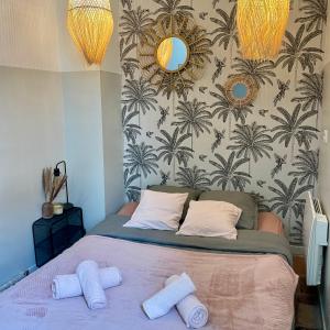 une chambre avec un lit avec deux serviettes dessus dans l'établissement T1 Duplex Cosy - Notre-Dame - Netflix, à Montauban