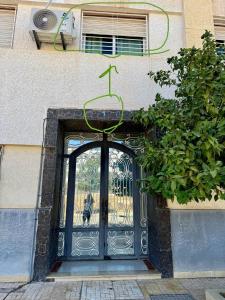 Muka bangunan atau pintu masuk Home Louah Apartment Retreat