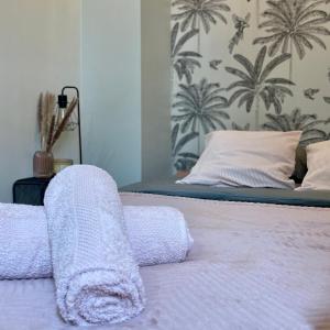 une chambre avec un lit avec une serviette dessus dans l'établissement T1 Duplex Cosy - Notre-Dame - Netflix, à Montauban
