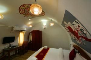 Μια τηλεόραση ή/και κέντρο ψυχαγωγίας στο Wayanad Cave N Pillar Resort