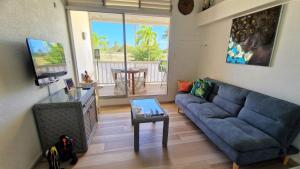 un soggiorno con un divano e un tavolo di Chez Michèle a Saint-François