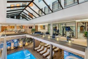 Bazén v ubytování AC Hotel by Marriott Stockholm Ulriksdal nebo v jeho okolí