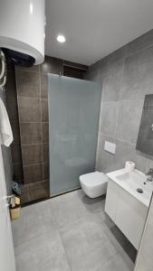 Koupelna v ubytování Alcani Hotel + 15 fotografií