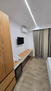TV a/nebo společenská místnost v ubytování Alcani Hotel