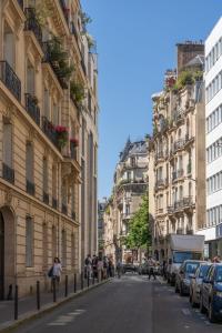une rue urbaine avec des bâtiments et des voitures garés dans la rue dans l'établissement An Attractive Paris Flat near Jardin du Luxembourg , Saint-Germain, à Paris 9 autres photos
