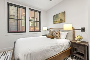 une chambre avec un lit et deux fenêtres dans l'établissement KBM Resorts Lift Lodge Walk to Ski Lift Elevator Access On Main St Hot Tub Restaurants Parking views LLC-103, à Park City 34 autres photos