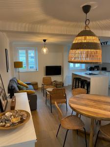 TV a/nebo společenská místnost v ubytování Cozy surfhouse at Obidos Lagoon