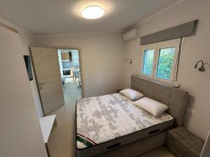 ein kleines Schlafzimmer mit einem Bett und einem Fenster in der Unterkunft Κτημα Εριφυλλη in Khóra + 46 Fotos