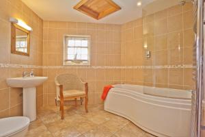 Un baño con bañera, lavabo e inodoro. en Bridge Cottages, Old Post and Bridge Suite, Sleeps 8, en Coniston 12 fotos más