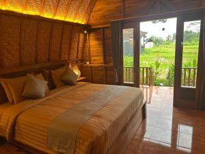 a bedroom with a large bed in a room at Bien dormir house in Sidemen