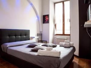 1 dormitorio con 1 cama con toallas en Manzoni Holiday Apartment, en Roma
