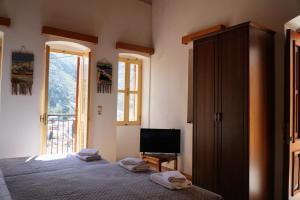 Un dormitorio con una cama grande y una ventana. en Panoramic View House, en Symi