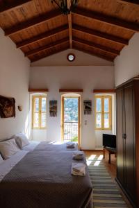 Un dormitorio con dos camas en una habitación con ventanas. en Panoramic View House, en Symi