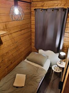 Postel nebo postele na pokoji v ubytování Charmant, gezellig en knus 5p chalet op Veluwe naast Sauna Drome