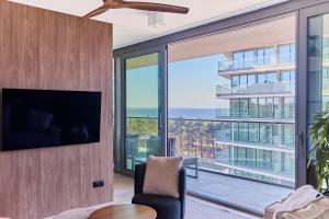 TV a/nebo společenská místnost v ubytování Wave - Beach Style Studio & Sea View