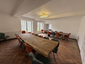Una habitación grande con una mesa y sillas de madera. en Domaine de Chevillons, en Chevillon-sur-Huillard 49 fotos más