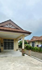 a house with a garage with a driveway at nearby umt unisza hosza litar gong badak airport chelong homestay kuala terengganu in Kampong Bukit Berangan