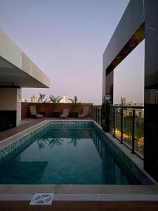 Luxury apartment with swimming pool in Equipetrol في سانتا كروز دي لا سيرا: حمام سباحة على سطح مبنى