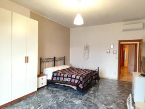 Postel nebo postele na pokoji v ubytování Sguardo sulle colline del Chianti Scandicci Firenze