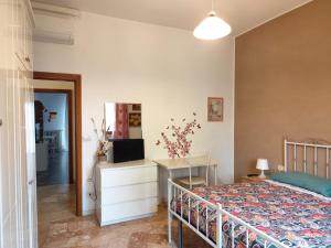Postel nebo postele na pokoji v ubytování Sguardo sulle colline del Chianti Scandicci Firenze