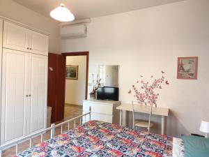 Postel nebo postele na pokoji v ubytování Sguardo sulle colline del Chianti Scandicci Firenze