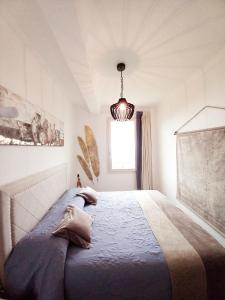 A bed or beds in a room at Dolci risvegli appartamento vista mare