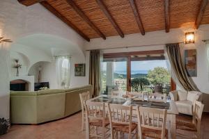 Posezení v ubytování Villa Surrounded by Nature with Sea View