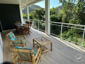 A balcony or terrace at Au vert, proche des plages