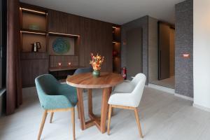 une salle à manger avec une table et deux chaises dans l'établissement B&B Carpe Diem, à Westerlo