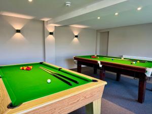 Grindal Studio Apartments - Newly Opened Luxury Accommodation内的一张台球桌
