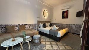 Postel nebo postele na pokoji v ubytování Dar Khmissa Riad & Spa