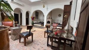 Posezení v ubytování Dar Khmissa Riad & Spa