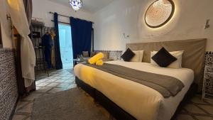 Postel nebo postele na pokoji v ubytování Dar Khmissa Riad & Spa