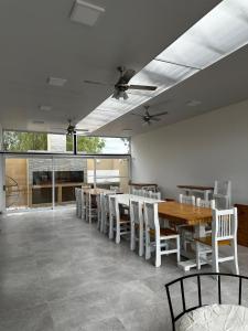 ein Esszimmer mit weißen Stühlen und einem Holztisch in der Unterkunft casa quincho concordia in Villa Zorraquín