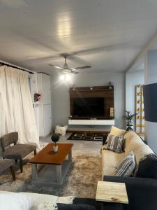 ein Wohnzimmer mit Couch und Flachbildfernseher in der Unterkunft casa quincho concordia in Villa Zorraquín + 21 Fotos