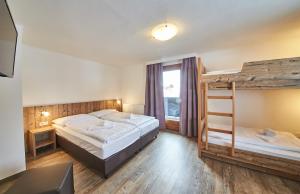 Una cama o camas en una habitación de Chalet Fabian by we rent 23 fotos más