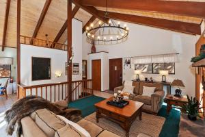 una sala de estar con un sofá y una mesa en Everwood Serenity Treehouse on Sledding Hill, en Big Bear Lake